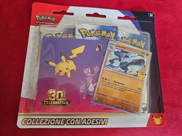 Collezione con adesivi pokemon lucario 30 anniversario