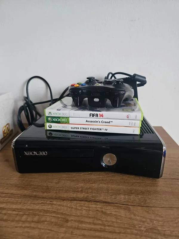 Xbox 360 nera con giochi e controller