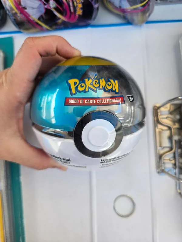 Pokeball con carte pokemon credo megaevoluzioni
