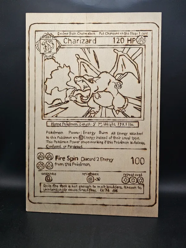 Quadro in legno pirografato Pokémon carta Charizard Prima Edizione A4
